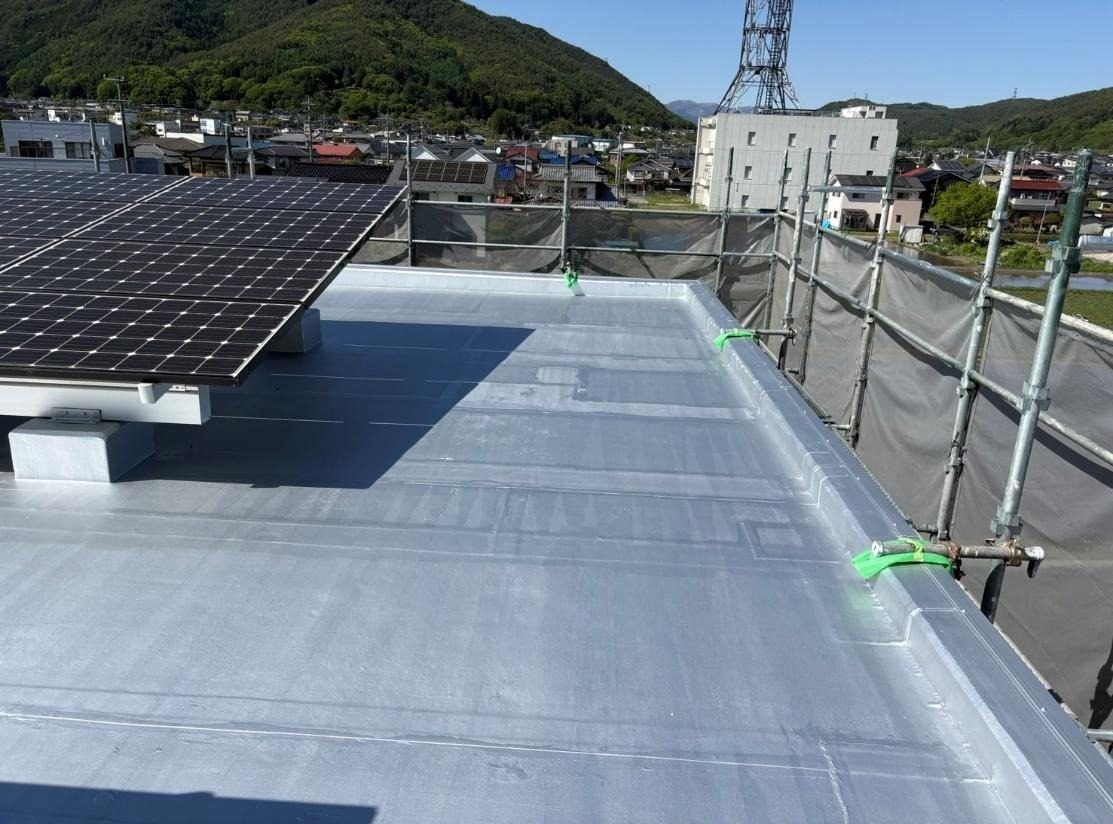 屋上防水の上塗り工程
