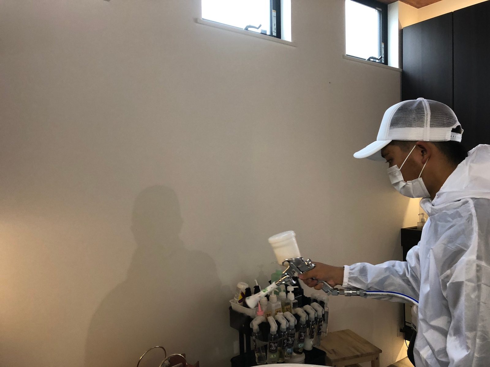 壁面への除カビ・防カビ施工の様子