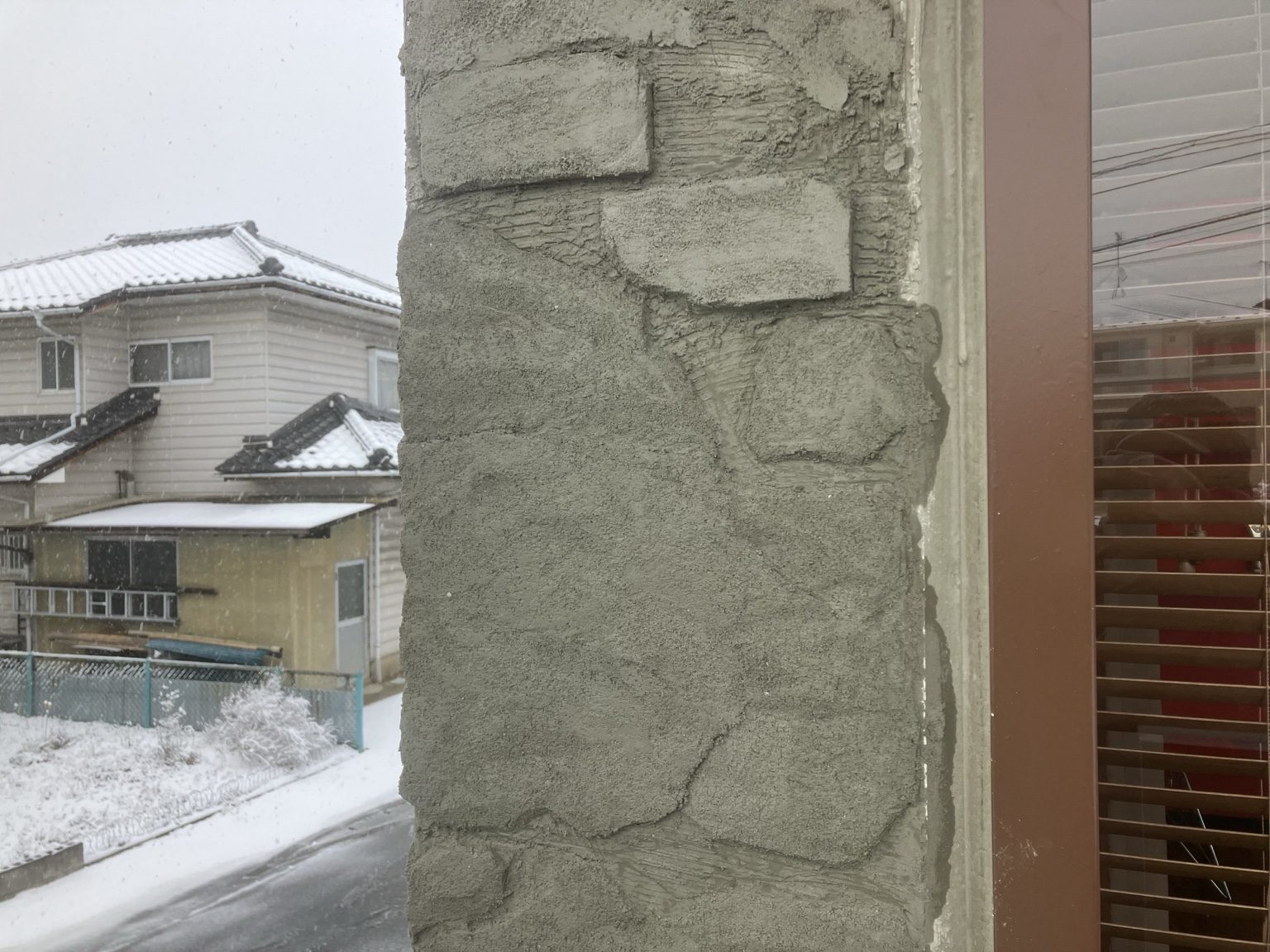 造形材でレンガ形状をつくり始めた工程