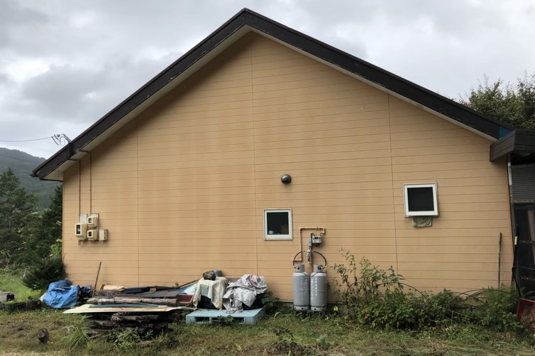 <p>下伊那郡売木村にお住まいのH様より、外壁・屋根塗装工事のご依頼をいただきました。<br>

外壁には経年による色あせや汚れの付着が見られ、屋根も紫外線や雨風の影響を受け、防水性能の低下が懸念される状態でした。<br>

今回は外壁・屋根の塗装に加え、コーキングの打ち替えや付帯部塗装もあわせて施工し、建物全体の美観と耐久性の向上を図りました。<br>＊ドローン無料調査<br>＊横井豊文教師建物診断<br></p><p><br></p>
