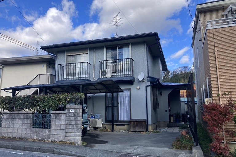 <p>施工後は、外壁・屋根ともに美しい艶と統一感のある仕上がりとなり、お住まい全体の印象が明るく一新されました。<br>

外壁にはユメロック114ラインを採用し、高い耐候性と防水性を確保。屋根は2液サビカットでしっかりと下地を整えた後、ユメロックルーフで仕上げることで、サビの発生を抑えながら長期間建物を保護できる仕様となっています。<br>

さらに、軒天・破風板・鼻隠し・竪樋・軒樋などの付帯部も丁寧に施工し、細部まで美しく耐久性の高い住まいへと生まれ変わりました。<br>

⸻<br>

使用塗料・施工内容<br>

外壁塗装<br>

・高圧洗浄<br>
・部分下地処理<br>
・中塗り・上塗り：ユメロック114ライン<br>

屋根塗装<br>

・高圧洗浄<br>
・下塗り：2液サビカット<br>
・中塗り・上塗り：ユメロックルーフ<br>

付帯部塗装<br>

・軒天（アレスダイナミックノキエ）<br>
・破風板・鼻隠し<br>
・竪樋<br>
・軒樋<br>

修繕工事<br>

・軒樋取替え<br>
・棟板金ビス・下地補修<br>

⸻</p><p><br></p>