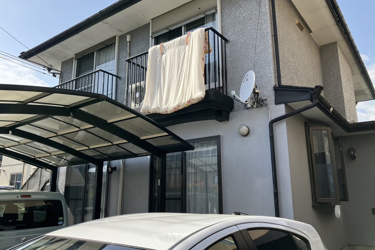 <p>飯田市下茶屋にお住まいのK様より、外壁・屋根塗装工事をご依頼いただきました。<br>

現地調査では、外壁・屋根ともに紫外線や雨風の影響による色あせや塗膜の劣化が確認され、防水性能の低下が進行している状態でした。また、一部には下地補修が必要な箇所も見られたため、塗装前に適切な補修を行い、耐久性を高める施工をご提案しました。<br>

株式会社横井では、高圧洗浄で汚れや旧塗膜を丁寧に除去した後、必要箇所の下地処理を実施。外壁には耐候性に優れたユメロック114ライン、屋根には2液サビカットによる下塗り後、ユメロックルーフで仕上げ、美観と耐久性を兼ね備えた施工を行いました。</p><p>＊ドローン無料調査<br>＊横井豊文教師建物診断<br></p>