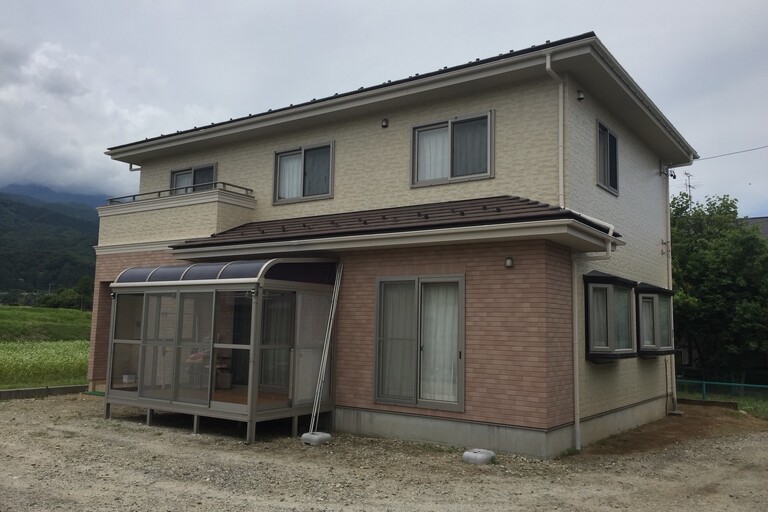 <p>施工後は、外壁本来の意匠をそのまま活かした美しいクリヤー仕上げとなり、塗膜の耐久性・防水性が大きく向上しました。<br>

下塗りにはシリコン浸透シーラーEXを採用し、下地との密着性を確保したうえで、高耐候クリヤー塗料「グランデ」を塗装することで、美観を長期間維持できる仕上がりを実現しています。<br>

また、シーリングはオートンイクシードによる打ち替え・増し打ちを行い、防水性能をしっかり回復。軒天・雨樋・破風板・水切りなど付帯部も丁寧に施工し、建物全体の耐久性と美観が向上しました。</p><p>⸻<br>

使用塗料・施工内容<br>

外壁塗装<br>

・高圧洗浄<br>
・下塗り：シリコン浸透シーラーEX<br>
・中塗り・上塗り：グランデ（クリヤー）<br>

シーリング工事<br>

・オートンイクシード<br>
・打ち替え<br>
・増し打ち<br>

付帯部塗装<br>

・軒天<br>
・雨樋<br>
・破風板<br>
・水切り<br>
・その他付帯部</p><p><br></p>
