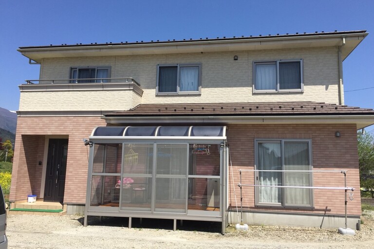 <p>上伊那郡飯島町にお住まいのH様より、外壁塗装工事をご依頼いただきました。<br>

現地調査では、外壁に紫外線や雨風による色あせや塗膜の劣化が見られ、美観だけでなく防水性能の低下も進行している状態でした。また、シーリング材についても経年劣化が見られたため、建物の防水性能を維持するために打ち替え工事を行うこととなりました。<br>

株式会社横井では、高圧洗浄で外壁の汚れや旧塗膜を丁寧に除去した後、シリコン浸透シーラーEXで下塗りを行い、既存外壁との密着性を高めました。その後、高耐候クリヤー塗料「グランデ」を使用し、外壁デザインをそのまま活かしながら耐久性を向上させる施工を行いました。</p><p>＊ドローン無料調査<br>＊横井豊文教師建物診断<br></p>