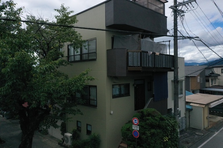<p>施工後は、外壁・屋根ともに美しい艶と落ち着きのある仕上がりとなり、建物全体の防水性・耐候性・耐久性が大幅に向上しました。<br>

外壁は高圧洗浄後、ALC専用フィラーによる下地調整を丁寧に行い、ユメロック114ラインで中塗り・上塗りを施工。浮きや剥がれが見られた部分についても補修を実施し、長期間安心してお住まいいただける外壁へと生まれ変わりました。<br>

シーリング工事では、サッシ廻り・ALC目地・冊子水切りなど各部位の打ち増し・打ち替えを行い、防水性能を回復。雨水の浸入を防ぎ、建物全体の耐久性を高めています。<br>

屋根は高圧洗浄・ケレン作業後、屋根材に応じてユメロックシーラーと2液サビカットを使い分けて下塗りを施工し、ユメロックルーフで中塗り・上塗りを実施。紫外線や雨風に強く、美観と防水性能を兼ね備えた屋根へ仕上げました。<br>

さらに、軒天や階段などの付帯部も丁寧に塗装し、建物全体の統一感と美観を向上。細部までこだわった施工により、新築時のような美しい住まいへと生まれ変わりました。<br>

⸻<br>

使用塗料・施工内容<br>

【外壁塗装】<br>

・高圧洗浄<br>
・ALCフィラー下塗り<br>
・部分下地補修（浮き・剥がれ補修）<br>
・ユメロック114ライン（中塗り・上塗り）<br>

【シーリング工事】<br>

・サッシ廻り打ち増し<br>
・ALC目地打ち増し（フラット仕上げ）<br>
・冊子水切り打ち替え<br>
・ボンドサイディングシール施工<br>

【屋根塗装】<br>

・高圧洗浄<br>
・ケレン作業<br>
・ユメロックシーラー下塗り（コロニアル）<br>
・2液サビカット下塗り（鉄部）<br>
・ユメロックルーフ（中塗り・上塗り）<br>

【付帯部塗装】<br>

・軒天塗装（アレスダイナミックノキエ）<br>
・3階階段塗装（ユメロック114ライン）<br>
・階段ササラ蹴込み・床補修<br></p><p>設計：三和設計事務所</p><p><br></p>