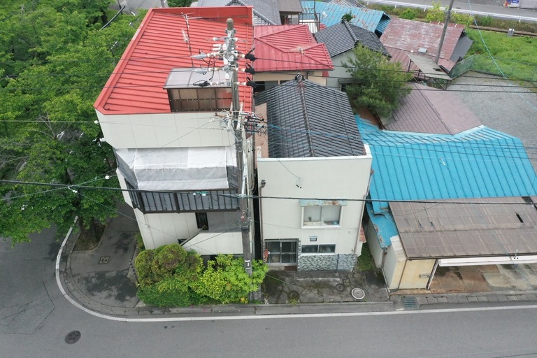 <p>飯田市宮の前にお住まいのM様より、外壁塗装・屋根塗装・シーリング打ち替え工事をご依頼いただきました。<br>

現地調査では、ALC外壁全体に塗膜の劣化や色あせが見られ、一部には塗膜の浮きや剥がれも確認されました。また、シーリング材も経年劣化により硬化やひび割れが進み、防水性能の低下が見られる状態でした。<br>

株式会社横井では、建物を長期間保護するため、高圧洗浄で汚れを丁寧に除去した後、ALC専用フィラーによる下地調整を実施。外壁にはユメロック114ライン、屋根にはユメロックルーフを採用し、シーリング打ち増し・打ち替えまで含めたトータルメンテナンスを行いました。</p><p>・ドローン無料建物診断<br>
・横井豊文教師 建物診断調査</p><p><br></p>