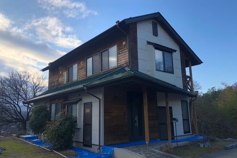<p>飯田市駄科にお住まいのS様より、外壁・屋根塗装工事をご依頼いただきました。<br>

現地調査では、外壁や屋根に紫外線や雨風による色あせ、塗膜の劣化が見られ、防水性能の低下が進行していました。また、ALC外壁の目地についても防水性能を維持するため、新たなシーリング施工が必要な状態でした。<br>

株式会社横井では、高圧洗浄によって汚れや旧塗膜を丁寧に除去した後、適切な下地処理を実施。外壁には高耐候塗料「グランデ」、木部には木材保護塗料「コンゾラン」、屋根にはメタルガードを下塗りに使用し、建物全体の耐久性と美観を向上させる施工を行いました。</p><p>＊ドローン無料調査<br>＊横井豊文教師建物診断<br></p>