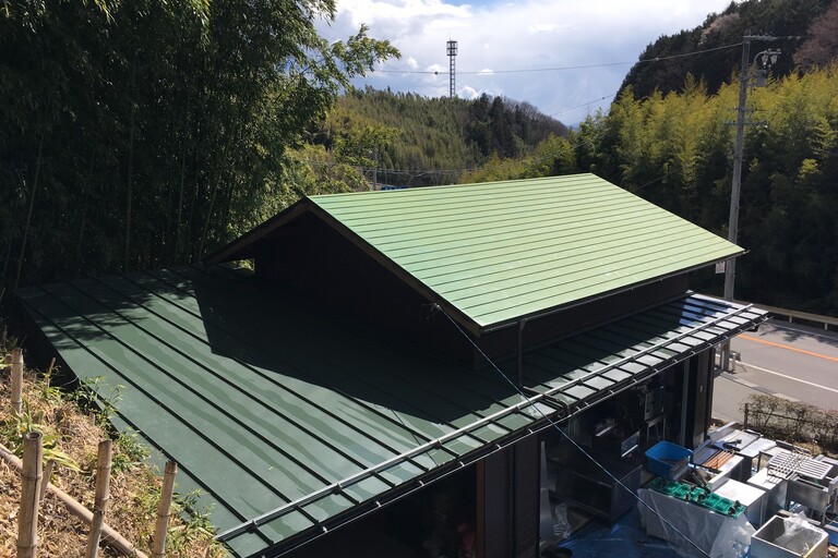 <p>下伊那郡松川町元大島にあるカーピットアルル様より、店舗屋根塗装工事をご依頼いただきました。<br>

店舗の屋根は、長年にわたり紫外線や雨風の影響を受け続けることで、色あせや塗膜の劣化、防水性能の低下が進んでいました。<br>

株式会社横井では現地調査を実施し、屋根の状態を細かく確認。高圧洗浄と下地処理を丁寧に行ったうえで、遮熱性能と耐候性に優れたシリコン塗料を使用し、美観と耐久性を兼ね備えた屋根へリフレッシュする施工をご提案いたしました。</p><p>＊ドローン無料調査<br>＊横井豊文教師建物診断<br></p>