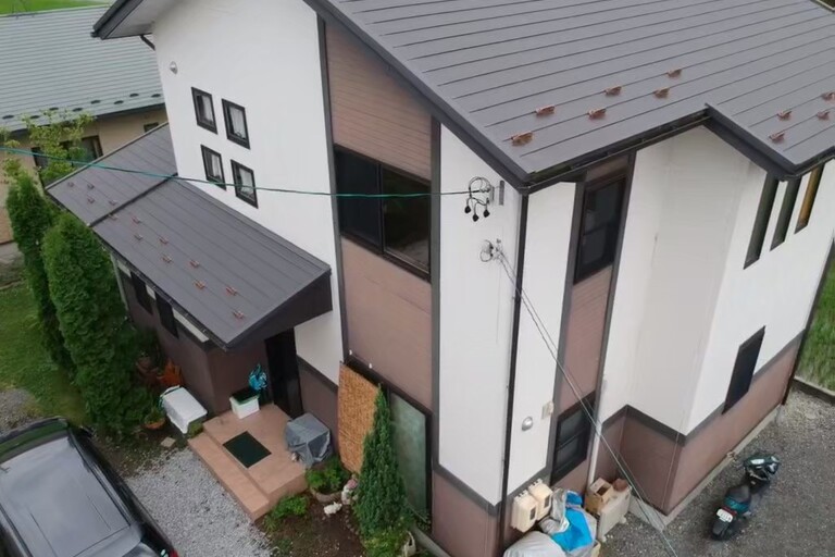 <p>飯田市嶋にお住まいのK様より、戸建て住宅の外壁・屋根塗装工事をご依頼いただきました。</p><p>

現地調査では、外壁に経年による色あせや汚れ、シーリングの劣化が見られ、屋根も紫外線や雨風の影響によって塗膜の防水性能が低下している状態でした。<br>

株式会社横井では、建物の状態を細かく確認したうえで、外壁には高耐候性塗料「ユメロック114ライン」、屋根には遮熱性能に優れたシリコン塗料を採用。建物全体の耐久性・防水性・美観を向上させる施工を行いました。</p><p>＊ドローン無料調査<br>＊横井豊文教師建物診断<br></p>