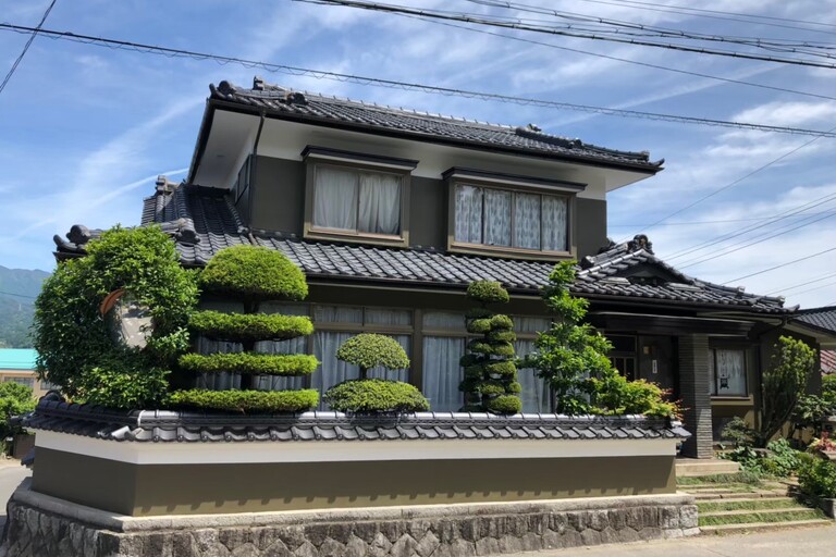 <p>今回の工事では、外壁を高圧洗浄で丁寧に洗浄した後、フィラーによる下塗りを施工し、仕上げにはユメロック114ラインを採用しました。ひび割れ部分はUカット補修を行い、シーリングにはTF2000を使用することで、防水性能を向上させています。<br>

さらに、軒天・破風板・鼻隠し・水切り・霧除けなどの付帯部も丁寧に塗装し、住まい全体の美観と耐久性を向上させました。塗膜の保護性能を高めることで、長期間安心して暮らせる住まいへと仕上げています。<br>

使用材料・施工内容<br>

外壁塗装<br>

* 高圧洗浄<br>
* フィラー下塗り<br>
* ユメロック114ライン中塗り・上塗り<br>
* 部分下地処理<br>

シーリング工事<br>

* TF2000目地打ち<br>
* クラックUカット補修<br>

付帯部塗装<br>

* 軒天塗装（ケンエース）<br>
* 破風板・鼻隠し塗装（ユメロックルーフ）<br>
* 軒樋塗装（ユメロックルーフ）<br>
* 水切り塗装（ユメロックルーフ）<br>
* 霧除け塗装（ユメロックルーフ）<br>

仮設工事<br>

* 足場組立（メッシュシート設置）<br>
* 脚立足場作業</p><p><br></p>