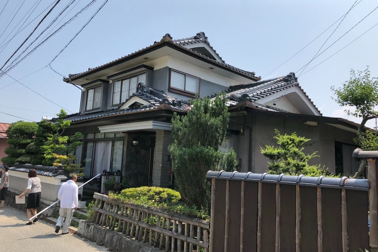 <p>長野県飯田市上郷飯沼にて、戸建て住宅の外壁塗装工事をご依頼いただきました。<br>

現地調査では、モルタル外壁の塗膜劣化や色あせが確認され、防水性能の低下が進行していました。また、外壁にはクラック（ひび割れ）やシーリングの劣化が見られ、軒天・破風板・鼻隠し・水切りなどの付帯部についても経年劣化が進んでいる状態でした。<br>

外壁の劣化を放置すると、雨水の浸入や建物内部の劣化につながる恐れがあるため、クラック補修やシーリング工事を含めた外壁全面のメンテナンスをご提案しました。<br>

株式会社横井では、建物全体の状態を細かく診断し、お住まいの状況に合わせた最適な塗装仕様をご提案しております。<br>＊ドローン無料調査<br>＊横井豊文教師建物診断<br></p><p><br></p>