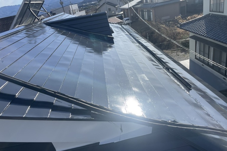 <p>本宅および倉庫の屋根塗装リフレッシュ工事がすべて美しく完了いたしました！<br>

汚れが付きにくく、雨で汚れが流れ落ちやすい「低汚染型」の塗料でガッチリとコーティングしたため、新築時の素晴らしい艶と抜群の防水性が蘇りました。本宅と倉庫の屋根の色を合わせて綺麗に塗り替えたことで、敷地全体の美観も格段に向上し、これからの厳しい季節も長期間にわたって安心してお過ごしいただける仕上がりです。<br></p><p>【大屋根】屋根塗装：期待耐用年数１２年～15年　高圧洗浄　ケレン込、下塗り鉄板・２液錆カット、</p><p>　　　　　中塗り上塗り.竪軒樋・破風鼻隠し・弱溶剤２液型低汚染リアルハイブリッドシリコン樹脂塗ラジカル制御ﾀｲﾌﾟ</p><p>　　　　　棟板金・ビス止め＋コーキング、</p><p>【倉庫】屋根塗装：期待耐用年数12年～15年　高圧洗浄　下塗り鉄板・２液サビカット、中塗り上塗り</p>
