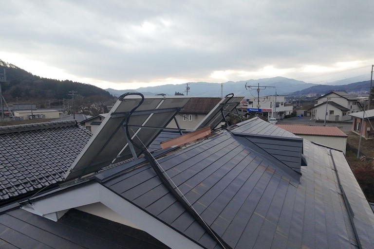 <p>飯田市山本にて、戸建て住宅の本宅および敷地内にある倉庫の屋根塗装工事をご依頼いただきました。<br>

屋根はお住まいの中で最も直射日光（紫外線）や雨風、寒暖差によるダメージを受けやすく、知らぬ間に色あせやサビ、防水性の低下が進みやすいデリケートな場所です。今回は本宅と倉庫を同時にしっかりメンテナンスするため、美しさが長持ちする「低汚染弱溶剤型樹脂塗料」を用いた高耐候・低汚染仕様にて施工を進めてまいります。</p><p>ドローン無料調査　横井豊文教師診断調査</p><p><br></p>