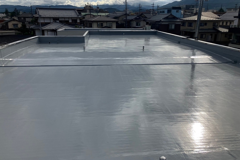 <p>屋上防水・玄関屋根防水工事が完了し、防水性能・耐久性が大幅に向上しました。<br>

屋上にはPN工法を採用し、既存防水シートを撤去した後、下地調整を丁寧に行い、平場・立上りともに高耐久な防水層を形成。さらに鉛改修ドレンを設置することで排水性能も改善し、雨漏りリスクを大幅に軽減しました。<br>

玄関屋根についてもPM工法による防水施工を実施し、防水層を一新。あわせて外壁高圧洗浄やALC目地・サッシ廻り・水切り・ガラス廻りのシーリング工事も施工し、建物全体の防水性能を高めました。<br>

⸻<br>

使用材料・施工内容<br>

屋上防水工事<br>

・既存防水シート撤去<br>
・下地調整<br>
・PN工法（平場部 PN-V20G）<br>
・PN工法（立上り PGT-V20G）<br>
・鉛改修ドレン設置<br>

玄関屋根防水工事<br>

・高圧洗浄<br>
・PM工法（PM-V20G）<br>
・壁際シーリング（オートンイクシード）<br>

シーリング工事<br>

・ALC目地打ち増し（オートンイクシード）<br>
・サッシ廻り打ち増し（オートンイクシード）<br>
・サッシ水切り打ち替え<br>
・ガラス外面シーリング施工<br>

建物診断<br>

・ドローン無料建物診断<br>
・横井豊文教師 建物診断調査<br>

⸻</p><p><br></p>