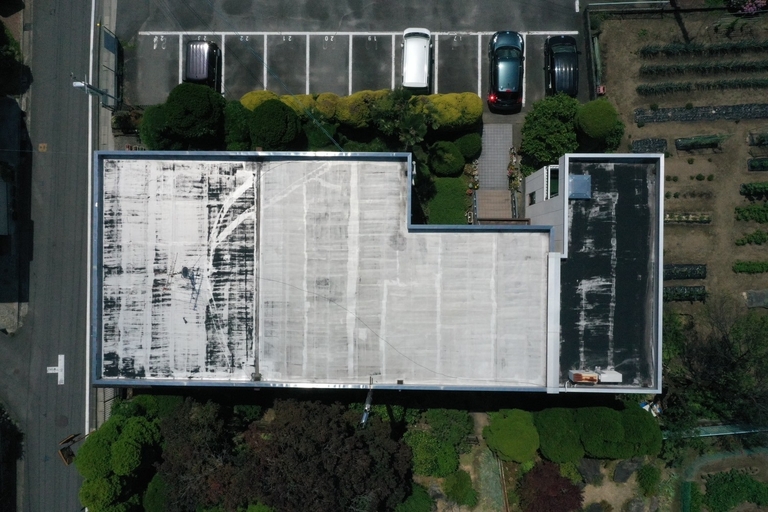 <p>飯田市小伝馬町の太田歯科様より、屋上防水工事・玄関屋根防水工事をご依頼いただきました。<br>

現地調査では、既存防水シートの経年劣化や防水性能の低下が見られ、雨水の浸入リスクが高まっている状態でした。また、外壁シーリング材にも劣化が確認され、建物全体の防水性能を維持するため、屋上・玄関屋根・シーリングを含めた総合的な防水工事をご提案いたしました。<br>

株式会社横井では、既存防水層の状態を細かく確認し、最適な防水工法を選定。既存シートの撤去から下地調整、防水施工まで一つひとつ丁寧に施工し、建物全体の耐久性向上を目指しました。</p><p><br></p><p>・ドローン無料建物診断<br>
・横井豊文教師 建物診断調査</p>