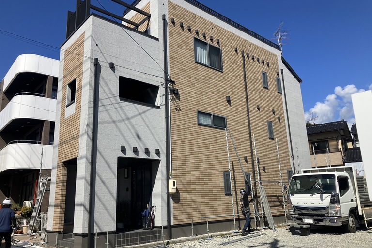 <p>施工後は建物全体が美しく生まれ変わり、防水性・耐候性・耐久性が大幅に向上しました。<br>

外壁にはキクスイ グラストSiを採用し、下塗りにはキクスイSPパワーシーラー、仕上げにはキクスイSPパワーフッ素クリヤーを施工。さらに高耐久シーリング材オートンイクシードによるシーリング打ち替えを行い、防水性能を大きく向上させました。<br>

屋上・ベランダにはPG工法・PM工法によるウレタン塗膜防水を施工し、防水層を新たに形成。さらにSKプレミアム無機シリーズによる付帯部塗装や、基礎・笠置・屋上水切りなどの追加工事まで実施し、建物全体をトータルでリニューアルしました。<br>

使用材料・施工内容<br>

外壁補修工事<br>

・タイル目地シーリング打ち替え（オートンイクシード）<br>
・外壁目地シーリング打ち替え<br>
・サッシ廻りシーリング打ち替え<br>
・外壁部分補修<br>
・バルコニー笠木シーリング<br>
・スレート屋根ひび割れ補修<br>
・基礎水切り目地シーリング<br>
・浴室外部防水シーリング<br>

外壁塗装工事<br>

・高圧洗浄<br>
・下塗り：キクスイSPパワーシーラー<br>
・吹付塗装：キクスイ グラストSi<br>
・トップコート：キクスイSPパワーフッ素クリヤー<br>

屋根塗装工事<br>

・ペントハウス屋根高圧洗浄<br>
・ペントハウス屋根塗装（SKプレミアム無機ルーフ）<br>

防水工事<br>

・屋上防水（PG工法 PG-V30G）<br>
・2・3階バルコニー防水（PM工法 PM-V30G）<br>
・高圧洗浄<br>
・防水下地処理<br>

付帯部塗装<br>

・軒天塗装（SKプレミアム無機マイルド）<br>
・破風塗装<br>
・水切り塗装<br>
・雨樋塗装<br>
・エアコンダクト塗装<br>
・フラットバーゴ塗装<br>
・笠置塗装<br>
・笠置手摺塗装<br>
・基礎塗装（NAD透湿性塗料）<br>

建物診断<br>

・ドローン無料建物診断<br>
・横井豊文教師 建物診断調査<br>

⸻</p><p><br></p>