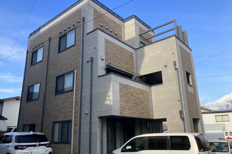 <p>飯田市小伝馬町にお住まいのＭ様より、ミサワホーム住宅の外壁塗装・屋根塗装・ベランダ防水工事をご依頼いただきました。<br>現地調査では、外壁タイル目地やサッシ廻りのシーリング材に経年劣化が見られ、防水性能が低下している状態でした。また、外壁塗膜の色あせや汚れ、屋根には紫外線や雨風による劣化が確認され、ベランダ防水層もメンテナンス時期を迎えていました。<br>

株式会社横井では、建物全体の状態を詳しく診断し、シーリング補修・外壁塗装・屋根塗装・ベランダ防水・各種補修工事を組み合わせた最適な施工をご提案いたしました。</p><p>・ドローン無料建物診断<br>
・横井豊文教師 建物診断調査</p>