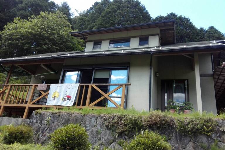 <p>岐阜県中津川市のK様邸にて、外壁・屋根塗装工事をご依頼いただきました。<br>

現地調査では、外壁・屋根ともに経年劣化による塗膜の色あせや防水性能の低下が確認されました。モルタル外壁には細かな劣化が見られ、屋根も紫外線や雨風の影響で保護機能が低下している状態でした。また、軒天や破風、雨樋、水切りなどの付帯部やウッドデッキにも劣化が進行していたため、建物全体を長期的に保護できる塗装メンテナンスをご提案しました。<br>

株式会社横井では、施工前に建物全体を細かく点検し、劣化状況や素材に合わせた最適な塗料・施工方法をご提案しています。<br>＊ドローン無料調査<br>＊横井豊文教師建物診断<br></p><p><br></p>