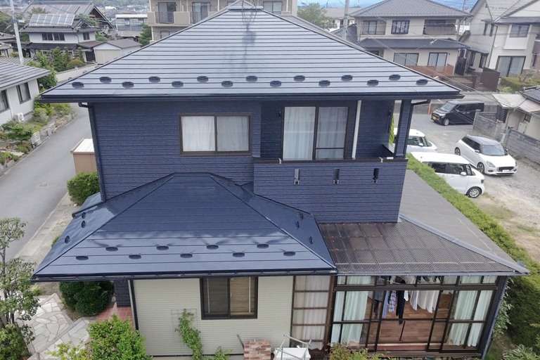 <p>施工後は外壁・屋根ともに美しい艶がよみがえり、建物全体が高級感のある美しい外観へと生まれ変わりました。<br>

外壁はユメロックシーラーによる下塗りを行い、ユメロック114ラインで仕上げることで、優れた耐候性・耐久性を実現。屋根は2液サビカットで下塗りを施し、ハイパーユメロックルーフで仕上げることで、長期間にわたり美観と防水性能を維持できる仕様となっています。<br>

さらに、サッシ廻り・目地にはオートンイクシードによるシーリング工事を実施し、軒天・破風・鼻隠し・雨樋・水切り・玄関擁壁などの付帯部まで丁寧に施工することで、住まい全体の耐久性と防水性能を大きく向上させました。<br>

使用材料・施工内容<br>

外壁塗装工事<br>

・高圧洗浄<br>
・下塗り：ユメロックシーラー<br>
・中塗り・上塗り：ユメロック114ライン<br>

シーリング工事<br>

・サッシ廻り打ち替え<br>
・目地打ち替え<br>
・オートンイクシード使用<br>

屋根塗装工事<br>

・高圧洗浄<br>
・下塗り：2液サビカット<br>
・中塗り・上塗り：ハイパーユメロックルーフ<br>

付帯部塗装<br>

・軒天塗装（ケンエースG-II）<br>
・破風・鼻隠し塗装<br>
・雨樋塗装<br>
・水切り塗装<br>
・玄関擁壁塗装<br>
・雑工コーキング<br>
・養生・足場仮設工事<br>

建物診断<br>

・ドローン無料建物診断<br>
・横井豊文技師 建物診断調査</p><p><br></p>