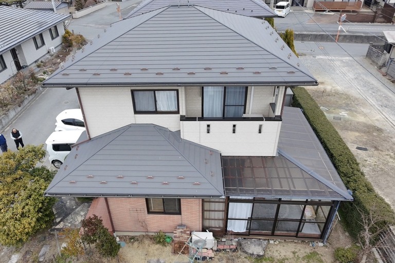 <p>飯田市北方にお住まいのK様より、戸建て住宅のリノベーションに伴う外壁・屋根塗装工事をご依頼いただきました。<br>

現地調査では、外壁には塗膜の劣化やチョーキング現象、シーリング材の経年劣化が見られ、屋根も紫外線や雨風の影響による色あせや防水性能の低下が確認されました。また、軒天や破風、雨樋などの付帯部にも経年劣化が進行しており、建物全体のメンテナンスが必要な状態でした。<br>

株式会社横井では、高圧洗浄で汚れや旧塗膜をしっかり除去した後、外壁には耐候性に優れたユメロック114ライン、屋根にはハイパーユメロックルーフをご提案。さらに、超高耐久シーリング材オートンイクシードによるシーリング工事や付帯部塗装まで一括施工することで、美観・耐久性・防水性能を向上させるプランをご提案いたしました。<br>

建物診断・調査<br>＊ドローン無料調査<br>＊横井豊文教師建物診断<br></p><p><br></p>