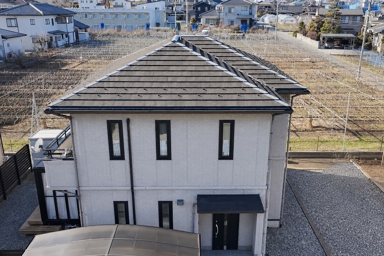 <p>飯田市鼎上山にお住まいのK様より、戸建て住宅のリノベーションに伴う外壁・屋根塗装工事をご依頼いただきました。<br>

現地調査では、外壁には塗膜の色あせやチョーキング現象が見られ、防水性能の低下が進行していました。また、屋根や付帯部にも紫外線や雨風による経年劣化が確認され、胴差しや室外機カバーなど一部修繕も必要な状態でした。<br>

株式会社横井では、高圧洗浄で汚れや旧塗膜を丁寧に除去した後、外壁・屋根ともに高耐候・高耐久なSKプレミアム無機仕様をご提案。さらに、胴差し板金の撤去・GL鋼板への交換や室外機カバーの交換など修繕工事も同時に行い、建物全体の耐久性と美観を向上させるプランをご提案いたしました。<br>

建物診断・調査<br>＊ドローン無料調査<br>＊横井豊文教師建物診断<br></p><p><br></p>