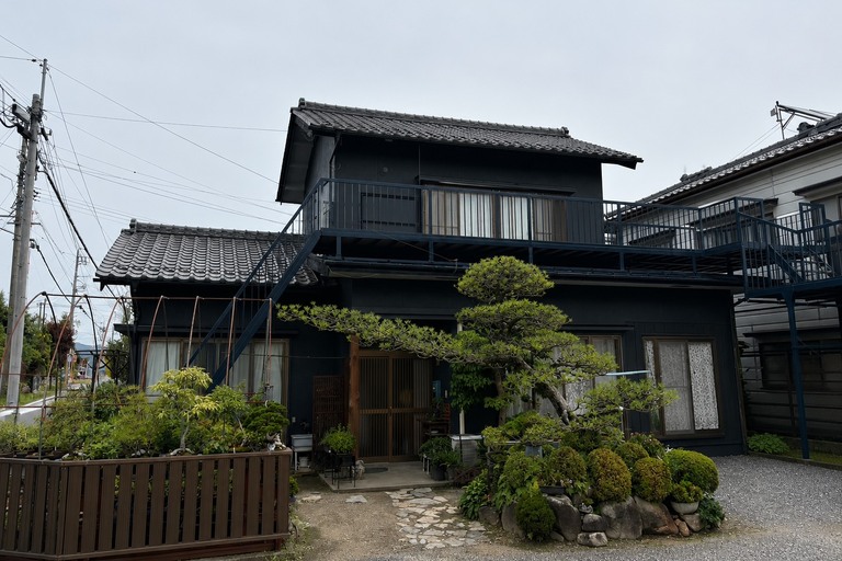 <p>外壁・屋根塗装工事が完了し、住まい全体が落ち着きのある美しい外観へと生まれ変わりました。<br>

外壁にはエラスティックフィラーで下地調整を行い、ユメロック114ラインで中塗り・上塗りを施工。屋根には2液サビカットによる防錆下塗り後、ハイルーフユメロックで仕上げることで、優れた耐候性・防水性・美観を兼ね備えた塗装仕様となっています。<br>

さらに、軒天・破風板・鼻隠し・玄関天井・ベランダ手摺・ベランダ階段・鉄骨などの付帯部まで丁寧に施工し、建物全体の耐久性と美観を向上させました。<br>

使用材料・施工内容<br>

外壁塗装工事<br>

● 高圧洗浄<br>
● 下塗り：エラスティックフィラー<br>
● 中塗り・上塗り：ユメロック114ライン<br>
● 部分下地処理<br>

屋根塗装工事<br>

● 高圧洗浄<br>
● 下塗り：2液サビカット<br>
● 中塗り・上塗り：ハイルーフユメロック<br>

付帯部塗装<br>

● 軒天塗装（ケンエースG-II）<br>
● 破風板・鼻隠し塗装<br>
● 玄関天井木部塗装<br>
● ベランダ手摺塗装<br>
● ベランダ階段塗装<br>
● ベランダ鉄骨塗装<br></p>