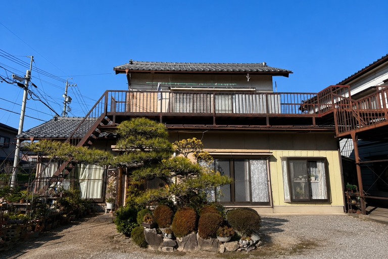 <p>飯田市松尾のS様邸にて、外壁・屋根塗装工事をご依頼いただきました。<br>

現地調査では、外壁全体に色あせや塗膜の劣化が見られ、防水性能が低下している状態でした。また、屋根についても紫外線や雨風の影響による経年劣化が進行しており、建物を長く保護するためには塗装メンテナンスが必要な状況でした。<br>

今回は、耐候性・耐久性に優れたユメロック114ライン仕様を採用。外壁にはエラスティックフィラーで下地調整を行い、屋根には2液サビカットによる防錆下塗りを施工することで、長期間建物を守る高品質な塗装工事を実施いたしました。</p><p>・ドローン無料建物診断<br>
・横井豊文教師 建物診断調査<br></p>