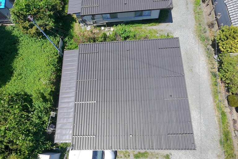 <p>施工後は、劣化していた折板屋根が美しい艶のある仕上がりとなり、防錆性・耐候性・遮熱性能を兼ね備えた屋根へと生まれ変わりました。<br>

サビが発生していたジョイント部も適切な下地処理と塗装を施し、鉄部をしっかり保護。Lアングル部にはウレタン塗膜防水を施工することで、防水性能を回復させ、雨漏りリスクの軽減につながりました。<br>

また、外壁シーリングには期待耐用年数約30年のオートンイクシードを採用し、建物全体の防水性能を向上。入居者様が安心して暮らせる住環境づくりと、賃貸アパートの資産価値維持にもつながる施工となりました。<br>

使用材料・施工内容<br>

屋根塗装工事<br>

・高圧洗浄<br>
・下塗り：CCP-117<br>
・中塗り・上塗り：熱交換塗料 タフコートD-42（黒）<br>

屋根防水工事<br>

・Lアングル部ウレタン塗膜防水（1.8mm）<br>
・Lアングル部ウレタン塗膜防水（0.3mm）<br>

外壁防水工事<br>

・コーキング打ち替え：約10m<br>
・オートンイクシード施工<br>

仮設工事<br>

・脚立足場作業<br>

建物診断<br>

・ドローン無料建物診断<br>
・横井豊文教師建物診断調査</p><p><br></p>
