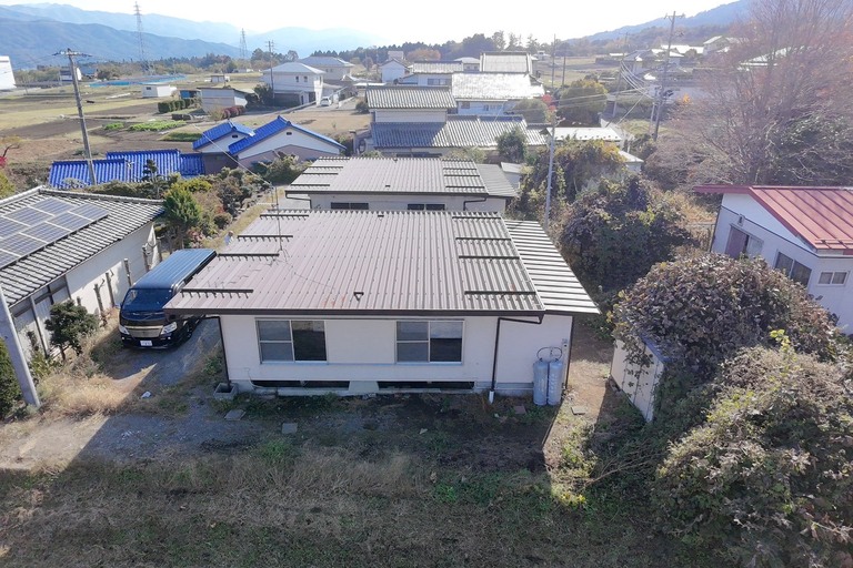 <p>伊那市西春近にある賃貸アパートB1にて、屋根塗装・屋根防水・外壁シーリング工事をご依頼いただきました。<br>

現地調査では、屋根全体に塗膜の劣化や色あせが進行し、折板屋根のジョイント部分では塗膜の剥離やサビの発生が多数確認されました。また、屋根Lアングル部では防水性能の低下も見られ、このまま放置すると雨漏りや建物内部への浸水リスクが高まる状態でした。<br>

株式会社横井では、高圧洗浄で長年蓄積した汚れを丁寧に除去した後、鉄部専用下塗り材「CCP-117」を施工。中塗り・上塗りには熱交換塗料「タフコートD-42」を採用し、屋根の耐候性・防錆性・遮熱性能を向上させる施工をご提案いたしました。<br>

さらに、Lアングル部にはウレタン塗膜防水を施工し、外壁シーリングには高耐久シーリング材「オートンイクシード」を採用することで、賃貸アパート全体の防水性能と耐久性を高めています。<br>

建物診断・調査<br>

・ドローン無料建物診断<br>
・横井豊文教師建物診断調査</p><p><br></p>