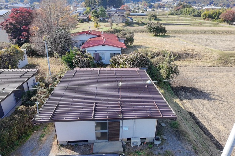 <p>伊那市西春近にある賃貸アパートにて、屋根塗装・屋根防水・外壁シーリング工事をご依頼いただきました。<br>

現地調査では、屋根全体に塗膜の劣化や色あせが進行し、折板屋根のジョイント部分では塗膜の剥離やサビの発生が多数確認されました。また、屋根Lアングル部では防水性能の低下も見られ、このまま放置すると雨漏りや建物内部への浸水リスクが高まる状態でした。<br>

株式会社横井では、高圧洗浄で長年蓄積した汚れを丁寧に除去した後、鉄部専用下塗り材「CCP-117」を施工。中塗り・上塗りには熱交換塗料「タフコートD-42」を採用し、屋根の耐候性・防錆性・遮熱性能を向上させる施工をご提案いたしました。<br>

さらに、Lアングル部にはウレタン塗膜防水を施工し、外壁シーリングには高耐久シーリング材「オートンイクシード」を採用することで、賃貸アパート全体の防水性能と耐久性を高めています。<br>

建物診断・調査<br>

・ドローン無料建物診断<br>
・横井豊文教師建物診断調査</p><p><br></p>