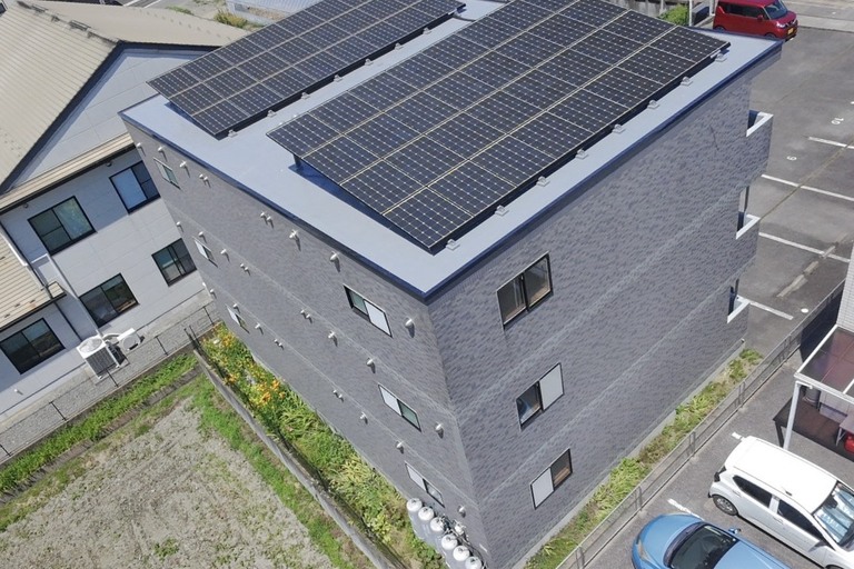 <p>タイル目地およびサッシ廻りには高耐久シーリング材「オートンイクシード」を施工し、防水性能を大幅に向上させています。<br>

屋上はNRLV-C26工法による塗膜防水密着補強工法を採用し、防水層を全面改修。改修用鉛ドレンやステンレス製笠置の設置も行い、雨水排水性能を改善するとともに、長期間安心してご利用いただける屋上へと生まれ変わりました。<br>

さらに、ベランダ防水やタイル補修、付帯部の洗浄・補修まで丁寧に施工し、賃貸マンション全体の耐久性・防水性・資産価値を高めた高品質な改修工事となりました。<br>

使用材料・施工内容<br>

外壁改修工事<br>

* 高圧洗浄<br>
* タイル打診調査・目視調査<br>
* タイルクラック補修（クリアシーリング工法）<br>
* タイル浮き部補修（注入口付きアンカーピン工法）<br>
* タイル目地コーキング打ち替え<br>
* サッシ廻りコーキング打ち替え<br>
* オートンイクシード施工<br>

屋上防水工事<br>

* 高圧洗浄<br>
* 下地処理<br>
* NRLV-C26工法（塗膜防水密着補強2mm厚）<br>
* 改修用鉛ドレン設置<br>
* 屋上笠置ステンレス板取付<br>

その他工事<br>

* ベランダ防水補修<br>
* 竪樋補修<br>
* 付帯部高圧洗浄<br>
* 階段床洗浄<br>
* 内装コーキング工事<br>
* 防カビ処理<br>
* 足場仮設工事<br>

建物診断<br>

* ドローン無料建物診断<br>
* 横井豊文技師 建物診断調査</p><p><br></p>