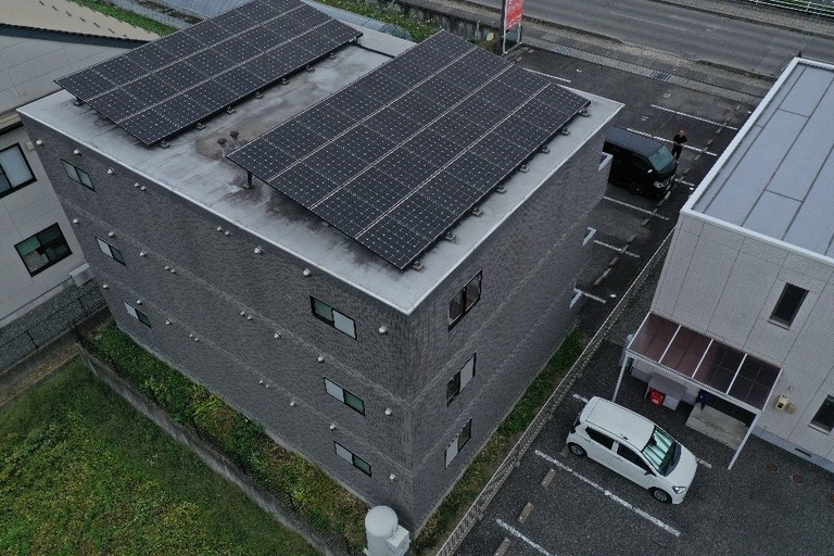 <p>伊那市春近にあるF賃貸マンションにて、外壁改修・屋上防水・シーリング工事をご依頼いただきました。<br>

現地調査では、タイル外壁に浮きやひび割れが確認され、打診調査および目視調査の結果、一部では補修が必要な状態でした。また、タイル目地やサッシ廻りのシーリングは経年劣化が進行し、防水性能の低下が見られました。<br>

屋上防水では塗膜の劣化や浮きが確認され、防水性能が低下していたため、全面改修をご提案。さらに、ベランダ防水や屋上笠置の改修も含め、建物全体の耐久性と防水性能を向上させる工事を計画しました。<br>

株式会社横井では、建物の資産価値を維持し、入居者様が安心して暮らせる環境づくりを目的として、外壁改修・屋上防水・シーリング工事を一体的に施工いたしました。<br>

建物診断・調査<br>

* ドローン無料建物診断<br>
* 横井豊文教師建物診断調査</p><p><br></p>