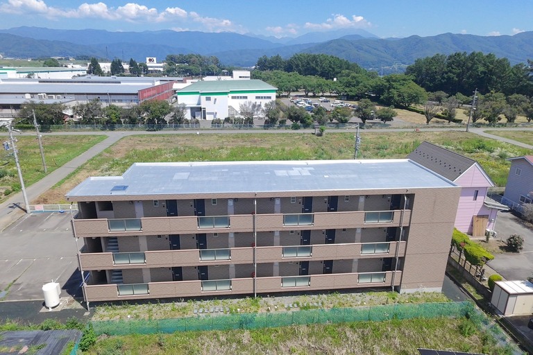 <p>今回の工事では、外壁全体を15MPa以上の高圧洗浄で洗浄した後、打診調査・目視調査を実施し、劣化箇所を確認したうえで構造物補修工法を施工しました。サッシ廻り・タイル目地・笠置天端のシーリングはオートンイクシードによる打ち替えを行い、防水性能を向上させています。<br>

屋上・階段上・玄関上では、下地処理後にルーフガードNTゴムによるトップコート防水を施工し、防水層の耐久性を回復しました。また、共用廊下・バルコニーでは、高圧洗浄・塗装・排水溝トップコート・ベランダ塗膜防水を施工し、美観と機能性を改善しています。<br>

使用材料・施工内容<br>

外壁改修工事<br>

* 高圧洗浄<br>
* 打診・目視調査<br>
* 構造物補修工法<br>
* シーリング打ち替え（オートンイクシード）<br>

屋上・階段上・玄関上防水工事<br>

* 下地処理<br>
* ルーフガードNTゴム<br>
* トップコート塗装<br>
* ドレン改修<br>

ベランダ防水工事<br>

* 樹脂モルタル補修<br>
* 塗膜防水<br>
* 平場・立上り施工<br>

共用部改修工事<br>

* 手摺・笠置塗装<br>
* 天井補修<br>
* 排水溝トップコート<br>
* 高圧洗浄<br>

建物診断<br>

* ドローン無料調査<br>
* 横井豊史教師建物診断</p><p><br></p>