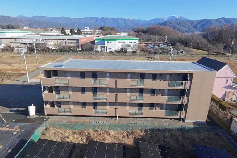 <p>伊那市上の原にある賃貸マンションA様にて、構造物補修・外壁シーリング工事・共用部改修・バルコニー防水・屋上防水工事をご依頼いただきました。</p><p>現地調査では、外壁タイルの浮きやひび割れ、シーリング材の劣化、屋上・階段上・玄関上防水層のトップコート劣化、共用廊下やバルコニーの塗膜劣化など、建物全体で経年劣化が確認されました。安全性・防水性能・耐久性を維持するため、総合的な改修工事をご提案しました。<br>

* ドローン無料調査<br>
* 横井豊史教師建物診断</p>