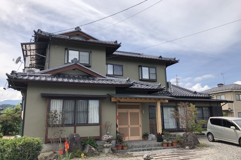 <p>外壁約299㎡・屋根約22㎡を高圧洗浄し、汚れや劣化した旧塗膜を除去してから施工しました。<br>

外壁はコットンフィラー・ゼラベースS2で下地を整え、高耐候無機塗料「グランデ」で中塗り・上塗りを施工。屋根はメタルガードエポで下塗り後、ケイセラ無機で仕上げました。<br>

シーリングにはTF2000を使用して新規目地打ちを行い、軒天・破風板・鼻隠し・軒樋・水切り・戸袋・玄関天井柱などの付帯部も丁寧に塗装。建物全体の防水性・耐久性・美観を向上させました。<br>

使用材料・施工内容<br>
外壁：グランデ／コットンフィラー・ゼラベースS2<br>
屋根：メタルガードエポ／ケイセラ無機<br>
シーリング：TF2000（新規目地打ち）<br>
付帯部：軒天・破風板・鼻隠し・軒樋・水切り・戸袋・木部・鉄部ほか</p><p><br></p>