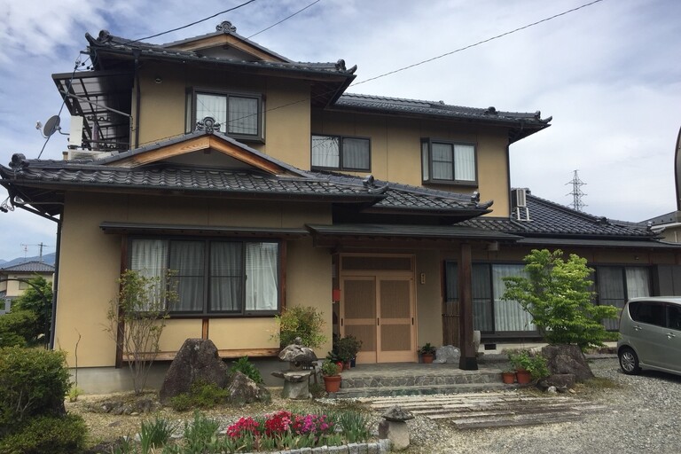 <p>長野県飯田市長野原のS様邸にて、戸建て住宅の外壁・屋根塗装工事をご依頼いただきました。<br>

お客様から「外壁や屋根の色あせが気になり、今後も安心して住み続けられるよう建物全体をメンテナンスしたい」とご相談いただきました。<br>

現地調査では、モルタル外壁の塗膜劣化や色あせ、防水性能の低下を確認。屋根にも経年劣化が見られ、シーリングや木部・鉄部などの付帯部にも傷みが進んでいました。<br>

今回は外壁・屋根・シーリング・付帯部まで総合的に施工し、住まい全体の耐久性と防水性を高めるプランをご提案しました。<br>＊ドローン無料調査<br>＊横井豊文教師建物診断<br></p><p><br></p>