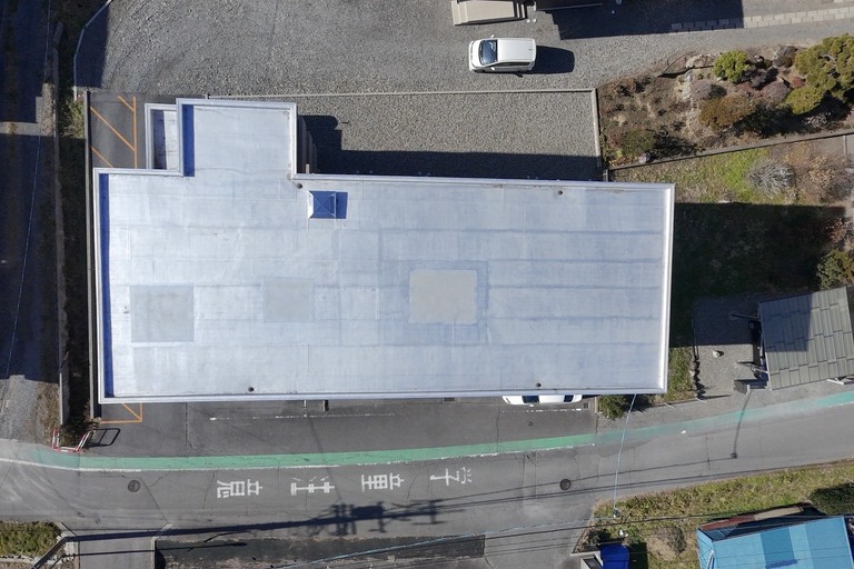 <p>長野県上伊那郡南箕輪村の賃貸マンションS様にて、屋上トップコート防水工事・共有廊下および階段室改修工事・アスファルト舗装補修工事をご依頼いただきました。<br>

現地調査では、屋上・階段上・玄関上防水層のトップコート劣化やドレン周辺の防水性能低下、共有廊下・階段室では手摺や笠置、PS点検扉などの塗膜劣化、さらに駐車場やマンション周辺ではアスファルト舗装のひび割れが確認されました。建物の長寿命化と安全性向上のため、各部位に最適な補修工事をご提案しました。<br>＊ドローン無料調査<br>＊横井豊文教師建物診断<br></p><p><br></p>