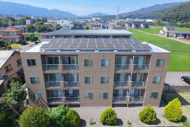 <p>今回の工事では、建物全体を15MPa以上の高圧洗浄で丁寧に洗浄し、打診調査・目視調査によって外壁の劣化状況を詳細に確認しました。<br>

外壁ではSKグランドプラグA工法によるクラック補修、注入口付きアンカーピン工法によるタイル浮き補修、エフロレッセンス処理、タイル縦目地およびサッシ廻りシーリング打ち替えを実施。共有廊下では手摺・土台・天部の塗装とコーキング補修を行い、美観と耐久性を向上させました。<br>

さらに玄関上では既存シート防水を活かしたNRLN密着防水工法を採用し、改修用鉛ドレンの設置まで行うことで、防水性能を大きく回復しました。施工後は建物全体の安全性・防水性能・耐久性が向上し、安心して長く維持できる状態となりました。<br>

使用材料・施工内容<br>

外壁タイル補修工事<br>

* 打診調査・目視調査<br>
* SKグランドプラグA工法（クラック補修）<br>
* 注入口付きアンカーピン工法（タイル浮き補修）<br>
* エフロレッセンス処理・撥水剤施工<br>
* タイル縦目地シーリング打ち替え<br>
* サッシ廻りシーリング打ち替え<br>

共有廊下改修工事<br>

* 高圧洗浄（15MPa以上）<br>
* 手摺・土台・天部塗装<br>
* コーキング補修<br>

玄関上防水工事<br>

* NRLN密着防水工法<br>
* 高圧洗浄<br>
* 下地処理<br>
* 密着補強布施工<br>
* 改修用鉛ドレン設置<br>

建物診断<br>

* ドローン無料調査<br>
* 横井豊文教師建物診断</p><p><br></p>