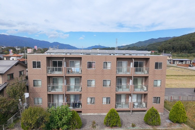 <p>長野県上伊那郡箕輪町の賃貸マンションS様にて、外壁タイル補修工事・共有廊下改修工事・玄関上防水工事をご依頼いただきました。<br>

現地調査では、外壁タイルの浮きやひび割れ、シーリングの劣化、エフロレッセンス（白華）の発生が確認されたほか、共有廊下では手摺や天部の塗膜劣化、玄関上では防水性能の低下が見受けられました。これらを放置するとタイル剥落や雨漏り、防水層の劣化が進行する恐れがあるため、建物全体の耐久性を回復する改修工事をご提案しました。<br>＊ドローン無料調査<br>＊横井豊文教師建物診断<br></p><p><br></p>