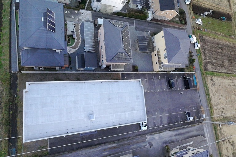 <p>長野県上伊那郡箕輪町にある賃貸マンションG様にて、屋上ルーフガードトップコート・防水補修工事のご依頼をいただきました。<br>

現地調査では、既存シート防水のトップコートが紫外線や風雨の影響で劣化し、防水性能の低下が見受けられました。また、屋上や玄関上防水部分には細かなひび割れや浮きが確認され、このまま放置すると防水層の寿命を縮める恐れがありました。<br>

既存防水層を活かしながら耐久性を回復させるため、ルーフガードNTゴムによるトップコート塗装と防水補修をご提案いたしました。<br>＊ドローン無料調査<br>＊横井豊文教師建物診断<br></p><p><br></p>