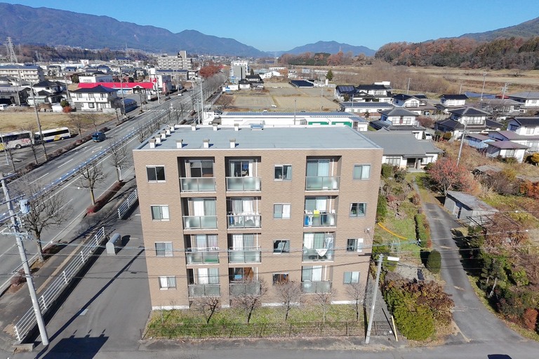<p>長野県上伊那郡箕輪町の賃貸マンションS様にて、屋上防水・階段防水・共用廊下防水・シーリング改修工事をご依頼いただきました。<br>

現地調査では、屋上・階段・共用廊下の防水層に経年劣化が見られ、防水性能の低下が確認されました。また、タイル目地やサッシ周りのシーリングにも硬化やひび割れが発生しており、雨水の浸入が懸念される状態でした。<br>

建物全体の防水性能を回復し、長期にわたり安心してご利用いただけるよう、通気緩衝工法による防水改修工事をご提案いたしました。<br>＊ドローン無料調査<br>＊横井豊文教師建物診断<br></p><p><br></p>