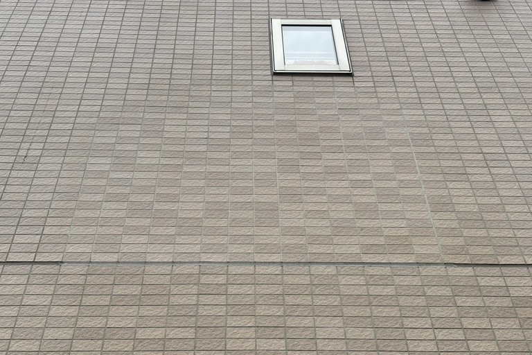 <p>今回の工事では、劣化したタイルを撤去し、新しいタイルへ張り替えを実施しました。</p><p>周辺部との色合いや意匠性にも配慮し、既存外壁と違和感のない自然な仕上がりとなっています。<br>

また、安全に施工を行うため昇降階段付き仮設足場を設置し、細部まで丁寧に施工しました。補修後は外壁の安全性・耐久性・美観が回復し、安心して長く維持できる状態となりました。<br>

使用材料・施工内容<br>

タイル補修工事<br>

* 劣化タイル撤去<br>
* タイル張り替え<br>

仮設工事<br>

* 昇降階段付き足場設置<br>

建物診断<br>

* ドローン無料調査<br>
* 横井豊文教師建物診断</p><p><br></p>