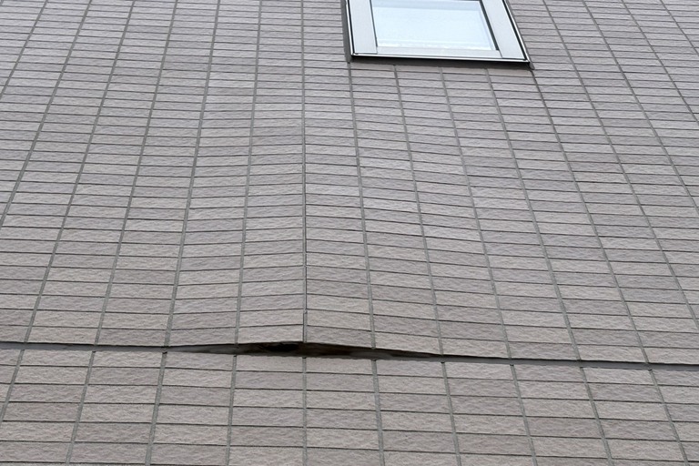 <p>長野県駒ヶ根市の賃貸マンションG様にて、東面外壁タイル張り替え補修工事をご依頼いただきました。<br>

現地調査では、東面外壁タイルの浮きや劣化が確認され、一部では剥離の恐れがある状態でした。タイルの浮きや剥がれは、美観を損なうだけでなく落下事故につながる危険性もあるため、早期の補修が必要と判断しました。<br>＊ドローン無料調査<br>＊横井豊文教師建物診断<br></p><p><br></p>