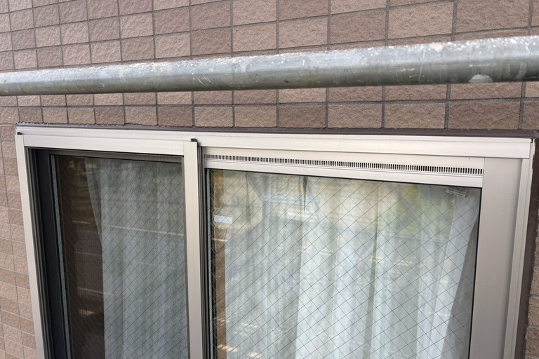 <p>長野県駒ヶ根市の賃貸マンションG様にて、東面外壁タイル浮き補修工事をご依頼いただきました。<br>

現地調査では、外壁タイルの浮きやひび割れ（クラック）が確認され、一部では雨水の浸入が懸念される状態でした。放置するとタイルの剥離や漏水につながる可能性があるため、早期の補修をご提案しました。<br>＊ドローン無料調査<br>＊横井豊文教師建物診断<br></p><p><br></p>