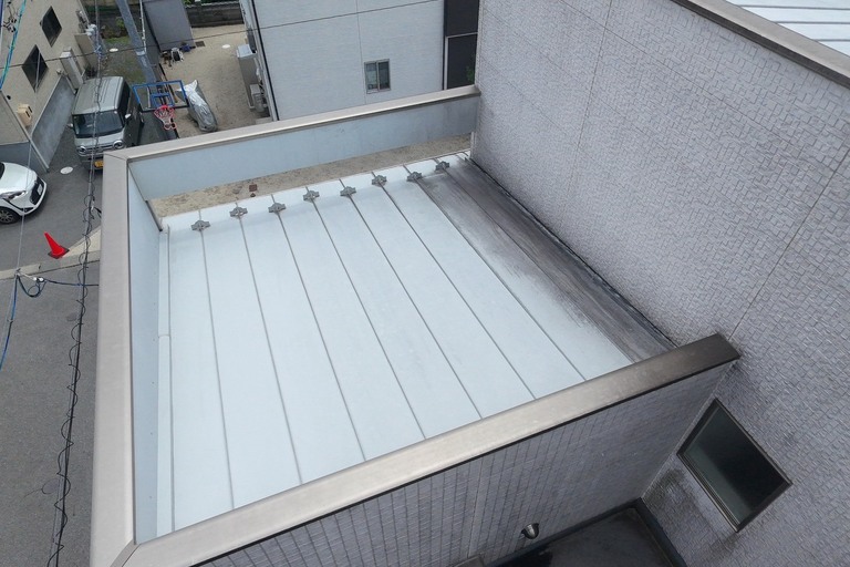 <p>ドローンによる建物診断では、普段目視では確認が難しい屋根や高所まで細かく撮影し、建物全体の状態を正確に確認することができました。<br>

今回の調査では、屋根は良好な状態を維持していましたが、外壁やシーリング、ベランダ防水には経年劣化が確認されたため、今後のメンテナンス時期や優先順位についてご説明し、お住まいの状況に合わせた最適なご提案をさせていただきました。<br>

株式会社横井では、診断結果を写真とともに分かりやすくご報告し、必要な工事とその理由を丁寧にご説明しております。<br>

建物診断内容<br>

* ドローン無料建物診断<br>
* 屋根無料点検<br>
* 外壁劣化診断<br>
* シーリング劣化診断<br>
* ベランダ防水診断<br>
* 雨樋・軒天・付帯部点検<br>
* 横井豊史教師建物診断</p><p><br></p>