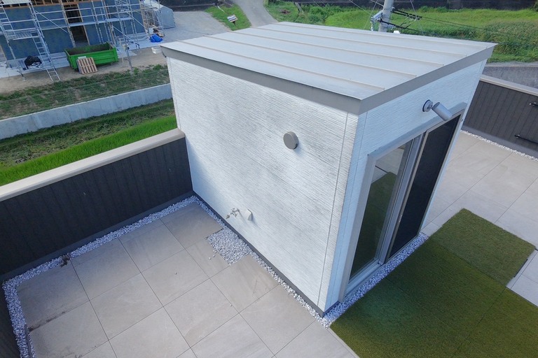<p>ドローンによる建物診断では、普段目視では確認が難しい屋根や高所まで安全かつ詳細に撮影し、建物全体の状態を正確に確認することができました。<br>

今回の調査では、屋根は良好な状態を維持していましたが、外壁には雨だれ汚れや軽度の汚染が確認されたため、今後の洗浄や外壁塗装を含めたメンテナンス時期についてご説明し、お住まいの状況に合わせた最適なご提案をさせていただきました。<br>

株式会社横井では、診断結果を写真とともに分かりやすくご報告し、必要な工事とその理由を丁寧にご説明しております。<br>

建物診断内容<br>

* ドローン無料建物診断<br>
* 屋根無料点検<br>
* 外壁劣化診断<br>
* シーリング劣化診断<br>
* ベランダ防水診断<br>
* 雨樋・軒天・付帯部点検<br>
* 横井豊史教師建物診断</p><p><br></p>