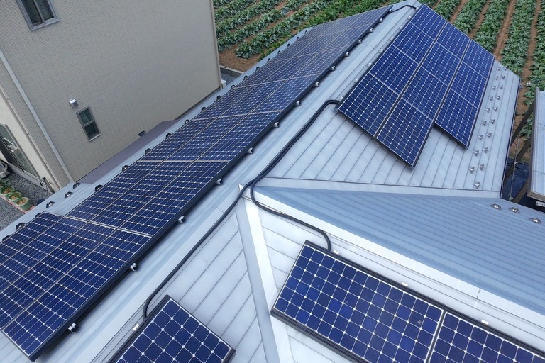 <p>今回のドローン建物診断では、屋根・太陽光パネル・外壁・シーリング・付帯部まで詳細に点検を行い、現在の建物の状態を写真付きでご報告いたしました。<br>

屋根および太陽光パネルは良好な状態を維持していましたが、シーリングには経年劣化が確認されたため、今後の打ち替え・打ち増しを含めたメンテナンス時期についてご説明いたしました。シーリングを適切な時期に補修することで、雨水の浸入を防ぎ、建物全体の耐久性を長く維持することにつながります。<br>

株式会社横井では、ドローンで撮影した画像をもとに建物の状態を分かりやすくご説明し、お客様のお住まいに最適なメンテナンス方法をご提案しております。<br>

建物診断内容<br>

* ドローン無料建物診断<br>
* 屋根無料点検<br>
* 太陽光パネル点検<br>
* 外壁劣化診断<br>
* シーリング劣化診断<br>
* サッシまわり点検<br>
* 横井豊史教師建物診断</p><p><br></p>