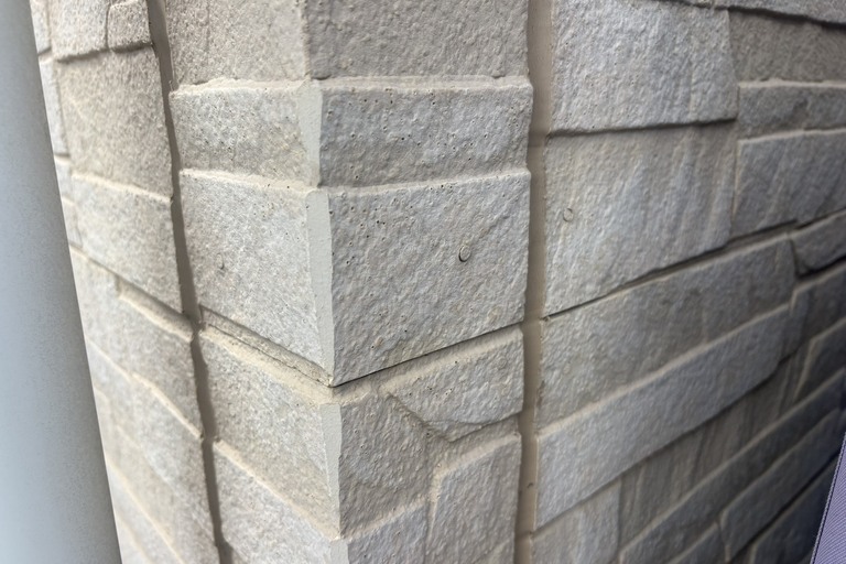 <p>長野県飯田市にて、戸建て住宅のドローン無料建物診断を実施いたしました。<br>

今回の調査では、ドローンを使用して屋根・外壁・シーリング・サッシまわり・付帯部を上空から詳しく点検し、建物全体の劣化状況を確認しました。<br>

調査の結果、金属屋根は全体的に良好な状態を維持しており、太陽光パネルについても大きなズレや破損は確認されませんでした。一方で、外壁のシーリングには経年による硬化や肉やせが見受けられ、サッシまわりについてもシーリングの劣化が確認されました。現時点で大きな不具合はありませんでしたが、防水性能を維持するためには定期的なメンテナンスが望ましい状態でした。<br>

ドローンによる空撮を活用することで、高所や目視では確認が難しい箇所まで安全かつ詳細に点検し、建物全体の状態を正確に把握することができました。</p><p><br></p>