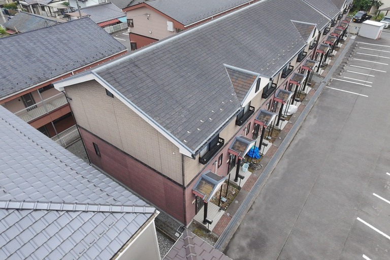<p>今回のドローン建物診断では、屋根・外壁・雨樋・軒先などを撮影し、建物全体の劣化状況を写真付きでご報告いたしました。<br>

スレート屋根は塗膜の劣化による色あせや防水性能の低下が確認されたため、高圧洗浄後の屋根塗装を中心としたメンテナンスをご提案いたしました。早めに塗装工事を行うことで、屋根材の吸水や劣化の進行を抑え、建物全体の耐久性を維持することにつながります。<br>

株式会社横井では、ドローンで撮影した画像をもとに現状を分かりやすくご説明し、建物の状態に合わせた最適なメンテナンス方法をご提案しております。<br>

建物診断内容<br>

* ドローン無料建物診断<br>
* 屋根無料点検<br>
* 外壁劣化診断<br>
* 雨樋点検<br>
* 軒先点検<br>
* 写真付き診断報告<br>
* 横井豊史教師建物診断</p><p><br></p>