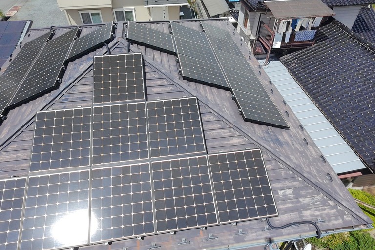 <p>今回のドローン建物診断では、屋根・外壁・シーリング・太陽光パネル周辺・雨樋などを撮影し、建物全体の状態を写真付きでご報告いたしました。<br>

外壁に確認されたヘアークラックは、放置すると雨水の浸入につながる可能性があるため、早めの補修と塗装メンテナンスをご提案いたしました。また、外壁の汚れやカビについては高圧洗浄を行ったうえで塗装を行うことで、美観の回復と防水性能の向上が期待できます。<br>

株式会社横井では、ドローンで撮影した画像をもとに建物の状態を分かりやすくご説明し、お客様に最適なメンテナンス時期と施工内容をご提案しております。<br>

建物診断内容<br>

* ドローン無料建物診断<br>
* 屋根無料点検<br>
* 外壁劣化診断<br>
* シーリング点検<br>
* 雨樋点検<br>
* 写真付き診断報告<br>
* 横井豊史教師建物診断</p><p><br></p>